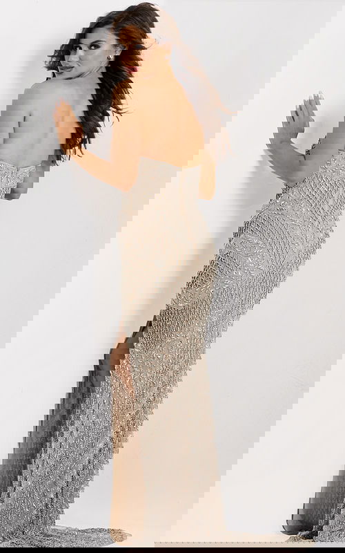 Elegant formal dress with fitted silhouette and daring slit